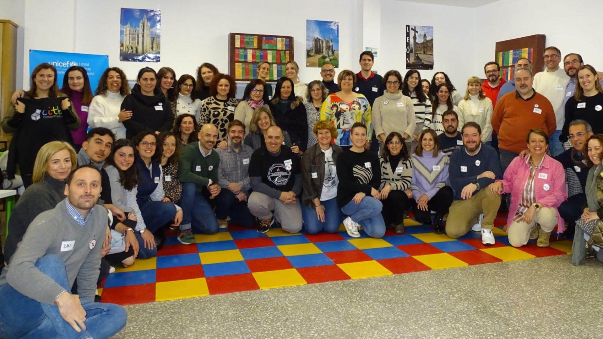 Imagen de los 50 participantes del primer MeetUp de León en la sala donde se desarrolló el evento.